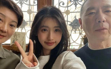 冯小刚女儿晒与赵丽颖合影，以新身份进入娱乐圈，网友评论引热议